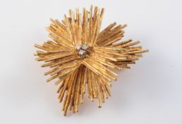 A 1970'S 18 CARAT YELLOW GOLD AND DIAMOND SET BROOCH