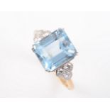 AN AQUAMARINE AND DIAMOND RING