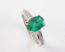AN 18CT WHITE GOLD, EMERALD AND DIAMOND RING
