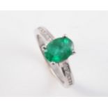 AN 18CT WHITE GOLD, EMERALD AND DIAMOND RING