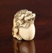 A JAPANESE IVORY NETSUKE