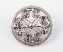A SILVER COLOURED ROUNDEL BROOCH