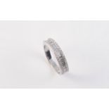 AN 18CT WHITE GOLD AND DIAMOND RING