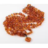 AN AMBER COLOURED BEAD NECKLACE