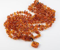 AN AMBER COLOURED BEAD NECKLACE