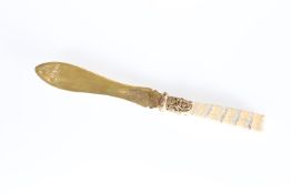 A LATE 19th CENTURY AGATE AND YELLOW METAL PAPER KNIFE