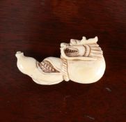 A JAPANESE IVORY NETSUKE