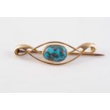 AN ARTS AND CRAFTS 15CT YELLOW GOLD AND TURQUOISE SET BROOCH BY MURRLE BENNETT