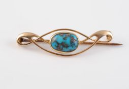 AN ARTS AND CRAFTS 15CT YELLOW GOLD AND TURQUOISE SET BROOCH BY MURRLE BENNETT