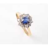 AN 18CT YELLOW GOLD, SAPPHIRE AND DIAMOND CLUSTER RING