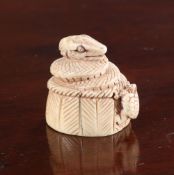 A JAPANESE IVORY NETSUKE