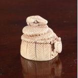 A JAPANESE IVORY NETSUKE