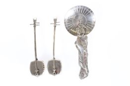 A PAIR OF JAPANESE NOVELTY SILVER CRUETS IN THE FORM OF SHAMISEN