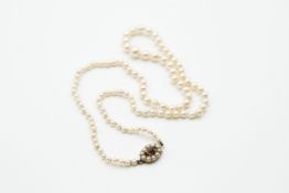 A CULTURED PEARL AND GARNET SET NECKLACE