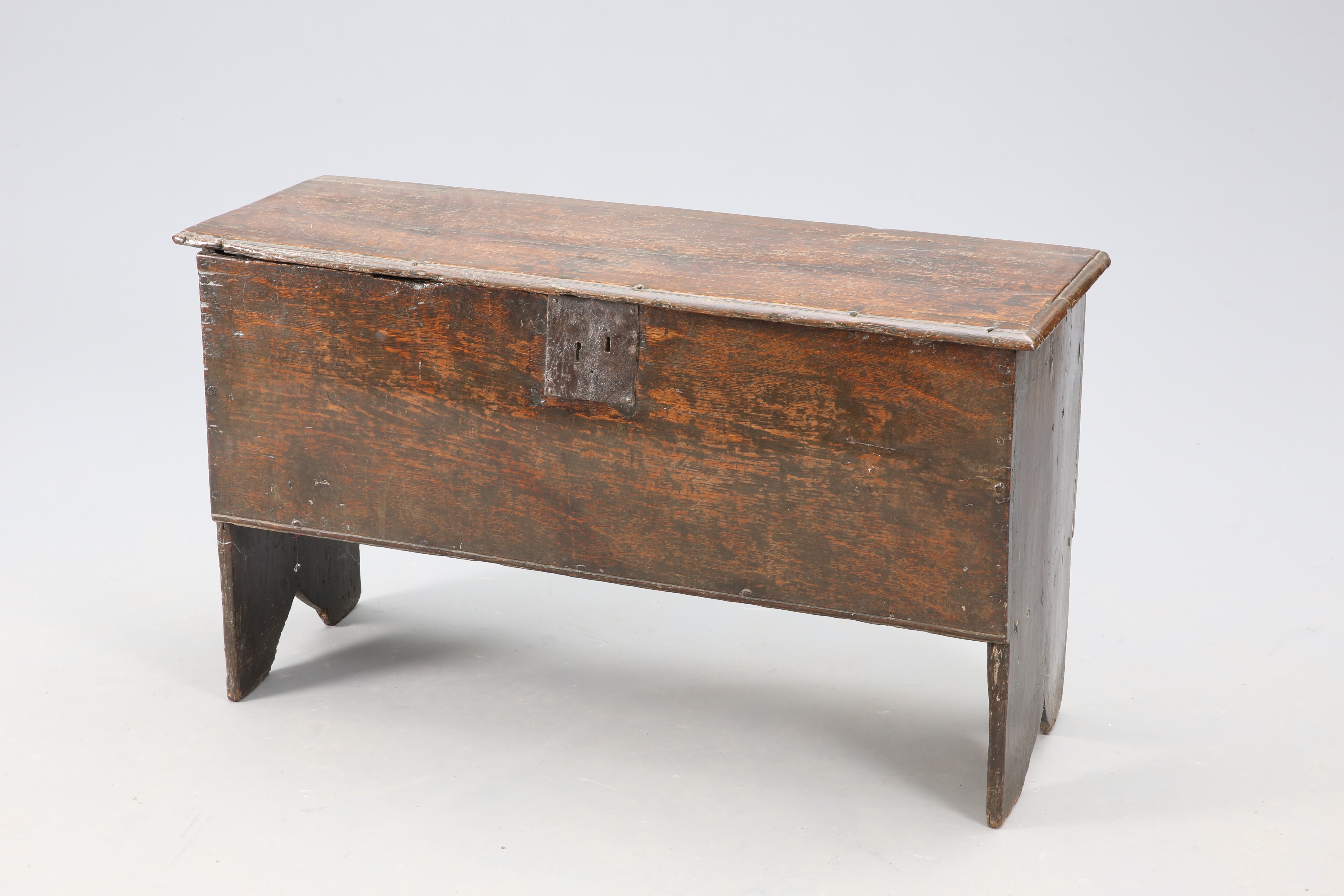 A 17TH CENTURY BOARDED OAK CHEST