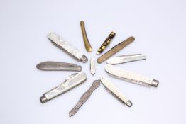 A LARGE COLLECTION OF FOLDING KNIVES