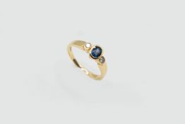 A SAPPHIRE, DIAMOND AND YELLOW GOLD RING