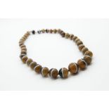 A BANDED AGATE NECKLACE