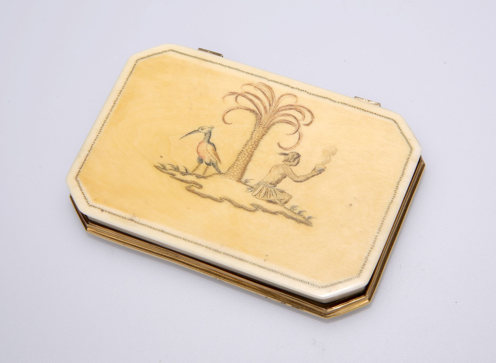 A GOLD-MOUNTED IVORY SNUFF-BOX, APPARENTLY UNMARKED, FIRST HALF 18TH CENTURY - Bild 2 aus 2