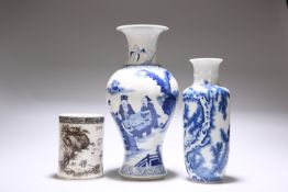 A GROUP OF THREE CHINESE PORCELAIN VASES