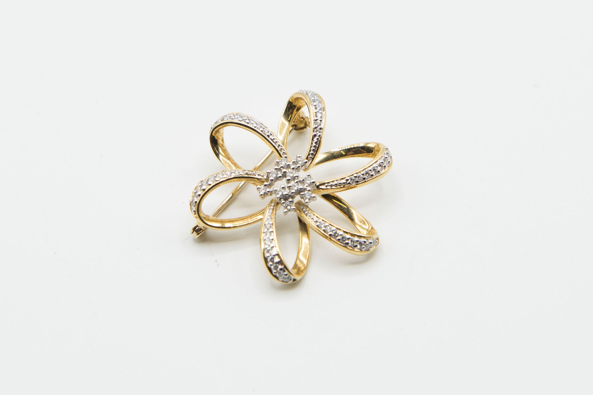 AN 18CT YELLOW GOLD AND DIAMOND BROOCH