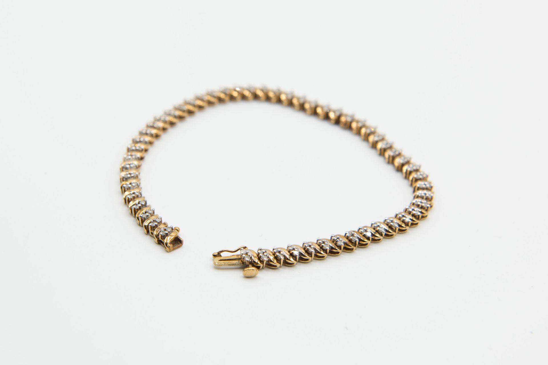 A 9CT YELLOW GOLD AND DIAMOND BRACELET