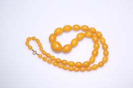 AN AMBER BEAD NECKLACE