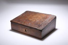 A SMALL 17TH CENTURY OAK BOX
