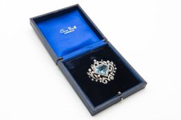 AN EXQUISITE AQUAMARINE AND DIAMOND BROOCH