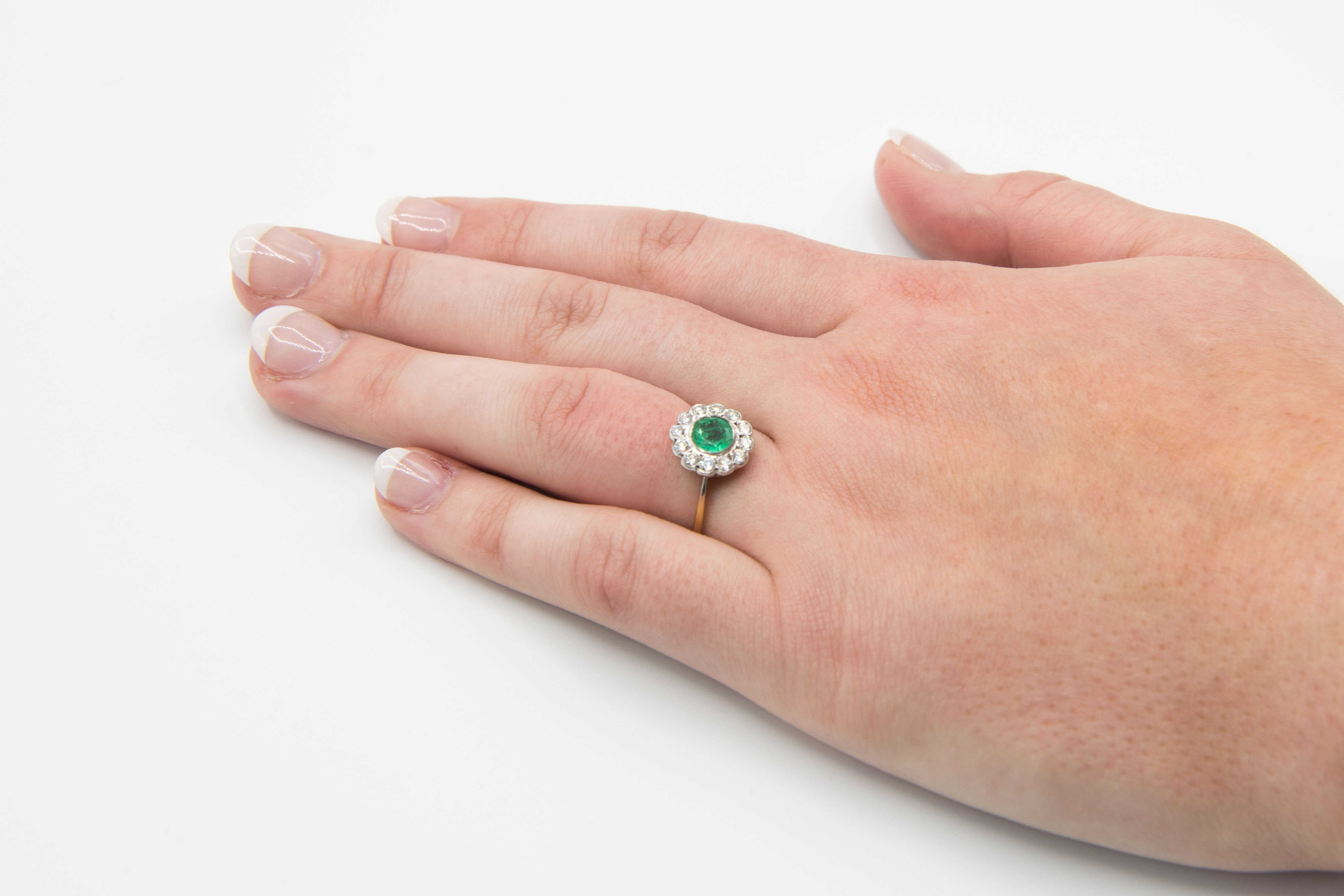 AN EMERALD AND DIAMOND CLUSTER RING - Image 3 of 3