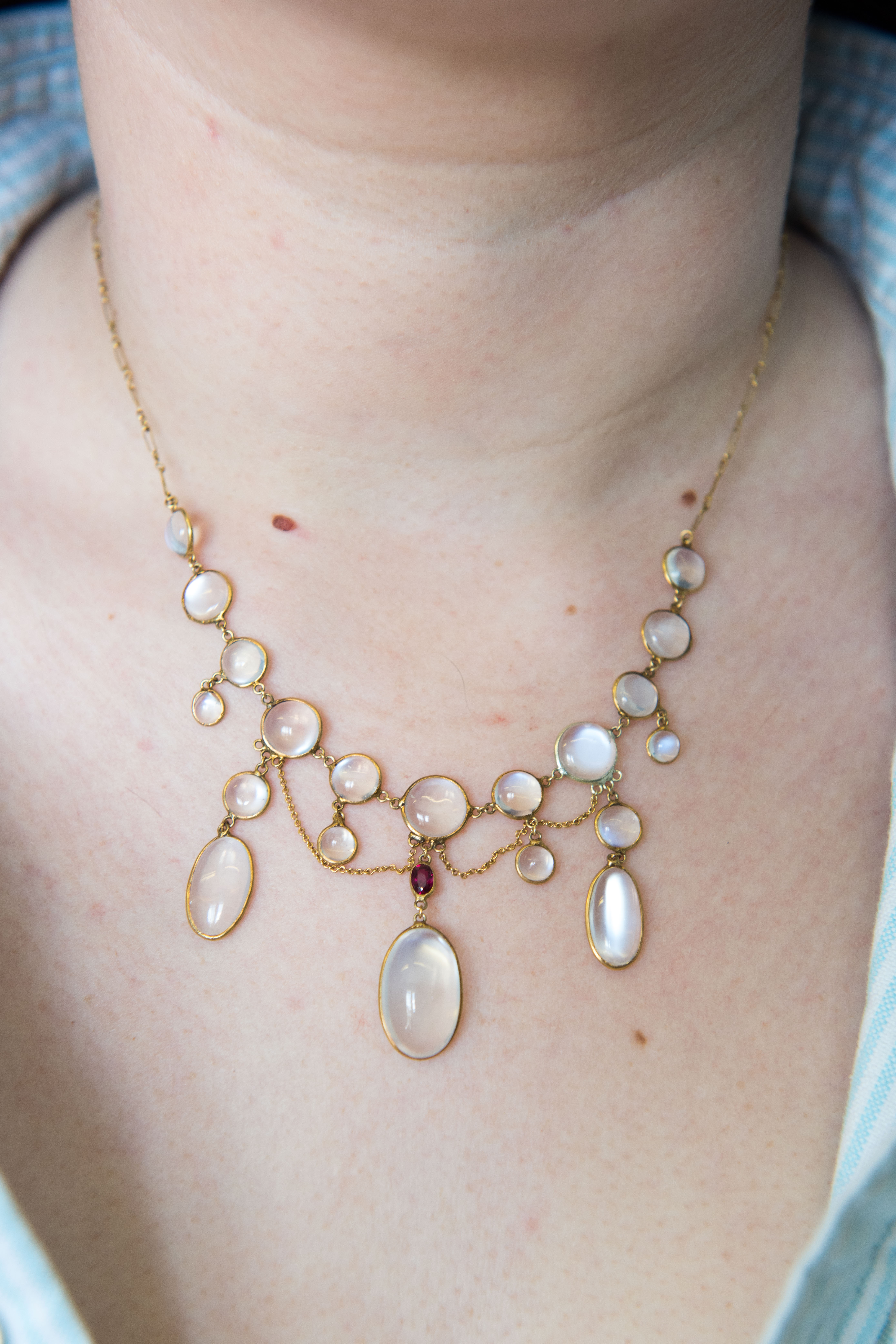 A LATE VICTORIAN MOONSTONE SET NECKLACE - Image 2 of 3