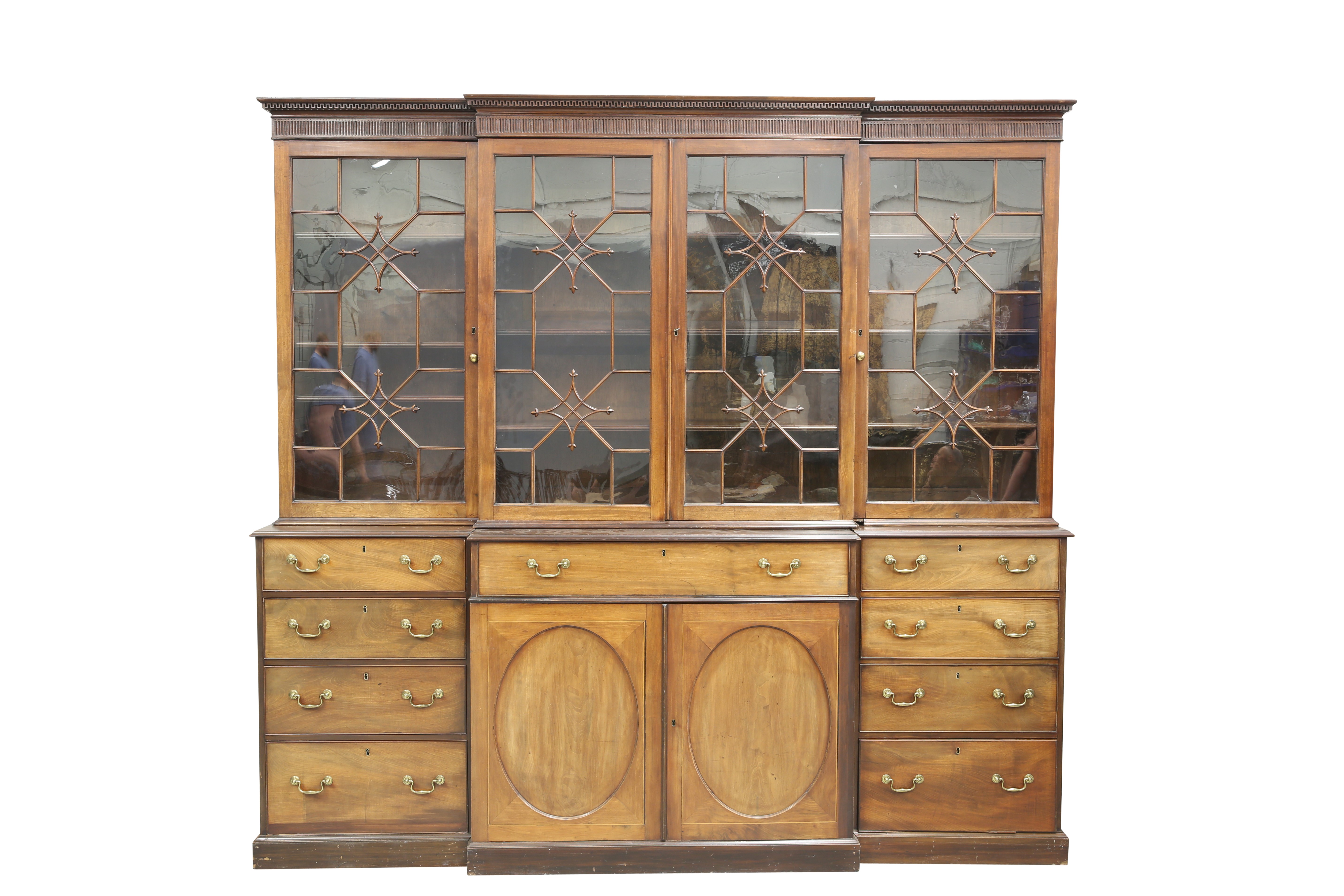 AN EARLY 19TH CENTURY MAHOGANY BREAKFRONT BOOKCASE