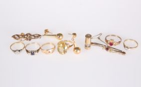 A COLLECTION OF GOLD JEWELLERY