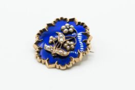 AN EARLY VICTORIAN ENAMEL AND PEARL MOURNING BROOCH