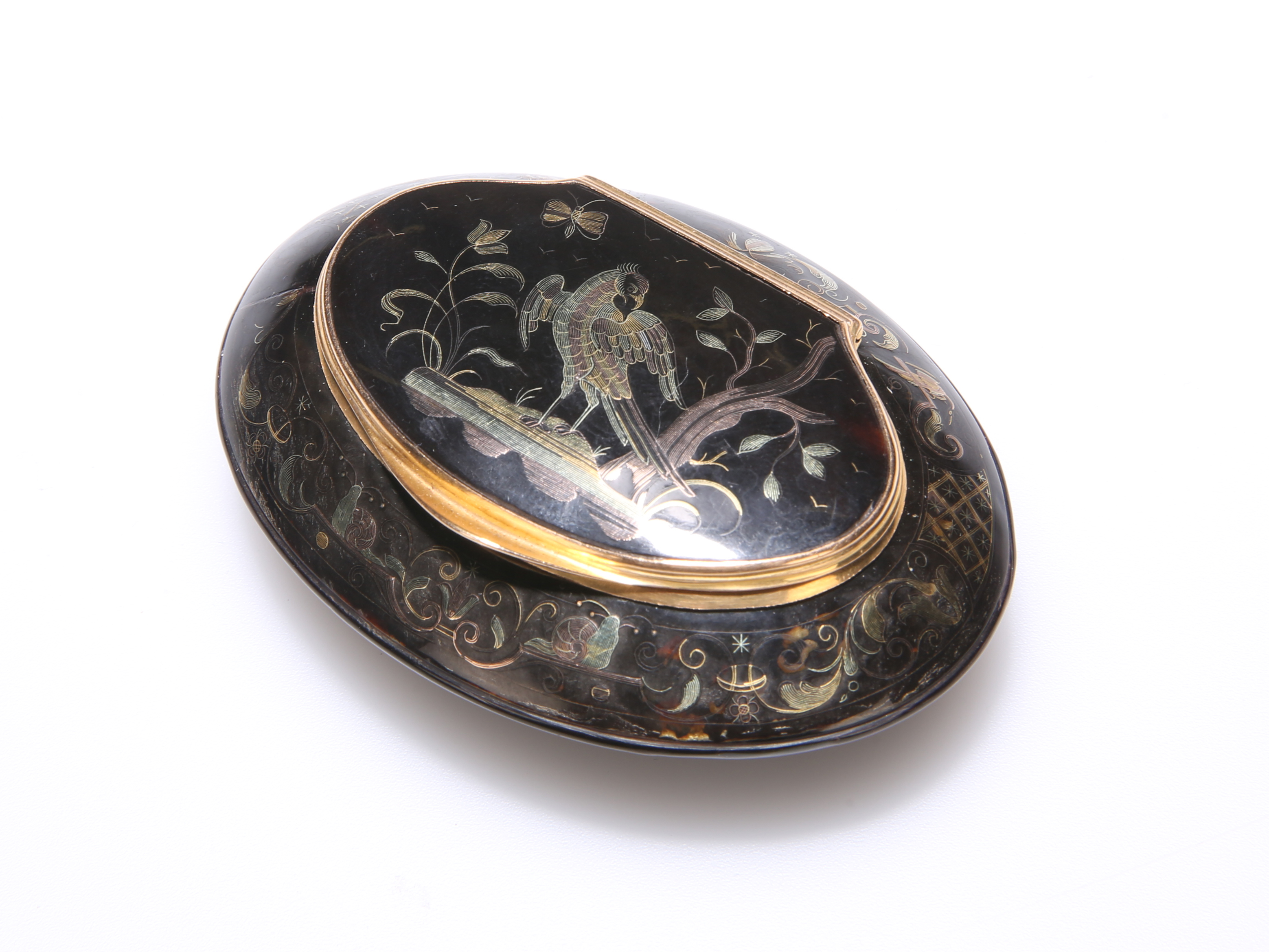 A LATE 18TH CENTURY PIQUE TORTOISESHELL SNUFF BOX OF BOMBE FORM