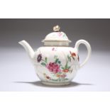 A WORCESTER PORCELAIN TEAPOT AND ASSOCIATED COVER