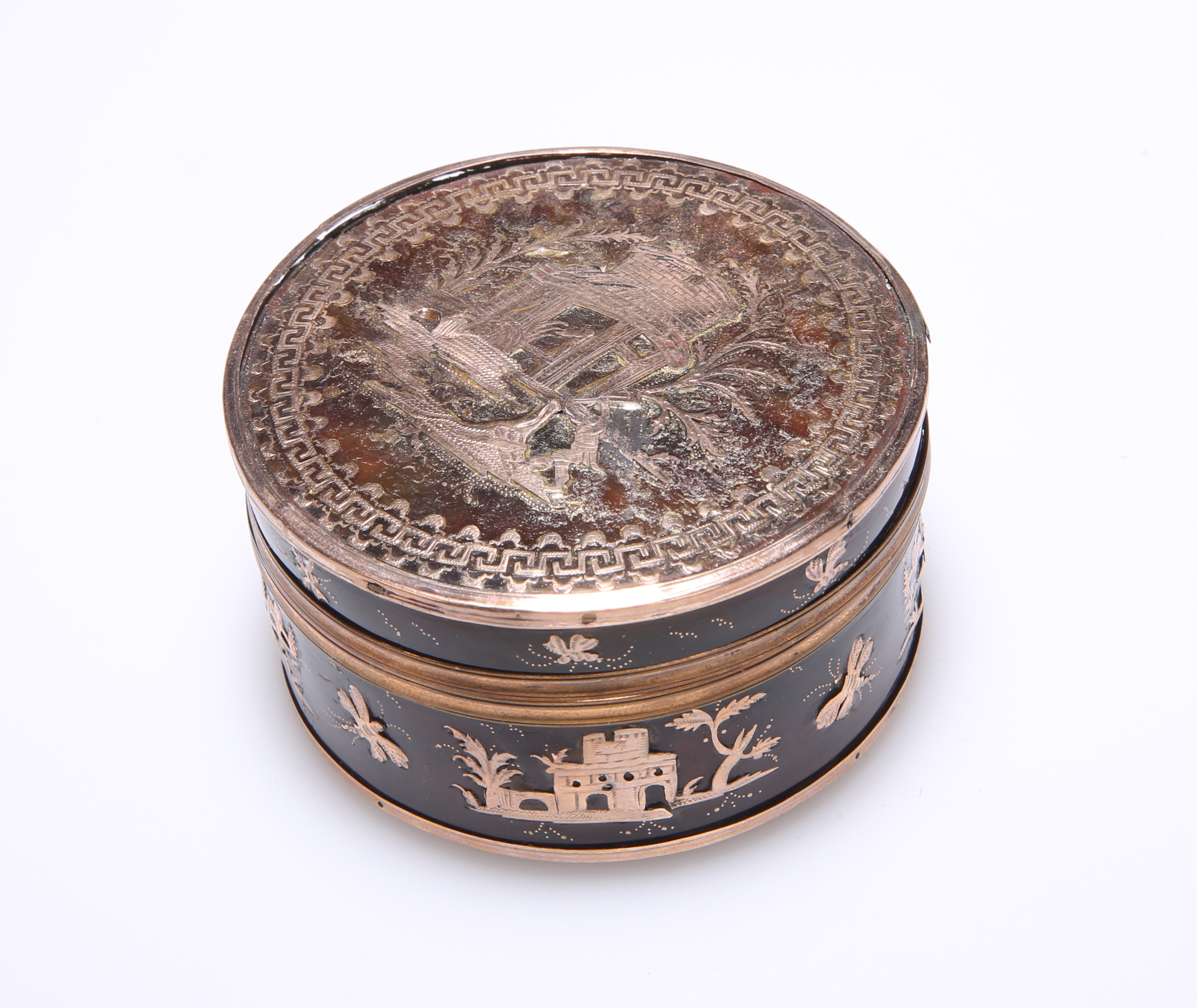 AN 18TH CENTURY GOLD MOUNTED TORTOISESHELL BOX