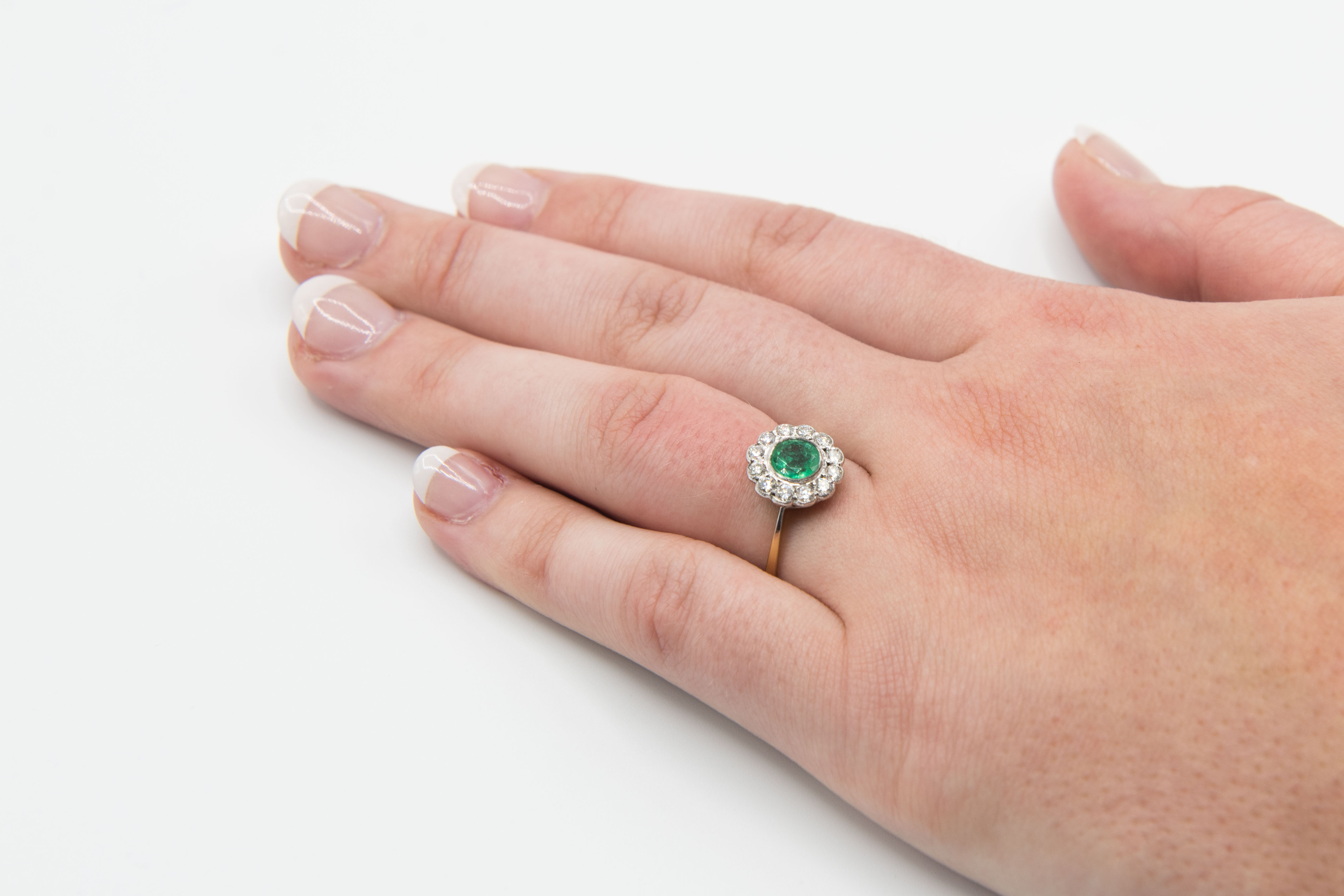 AN EMERALD AND DIAMOND CLUSTER RING - Image 2 of 3