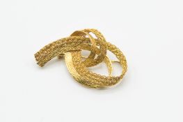AN 18CT YELLOW GOLD BROOCH