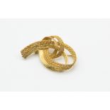 AN 18CT YELLOW GOLD BROOCH