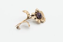 AN AMETHYST AND 9CT YELLOW GOLD BROOCH