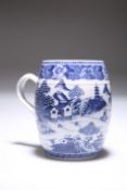 A CHINESE BLUE AND WHITE BARREL FORM TANKARD