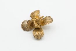 A YELLOW PRECIOUS METAL BROOCH