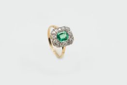 AN EARLY 20TH CENTURY EMERALD AND DIAMOND RING