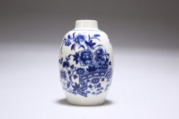 A WORCESTER PORCELAIN BLUE AND WHITE TEA CANISTER, c. 1770