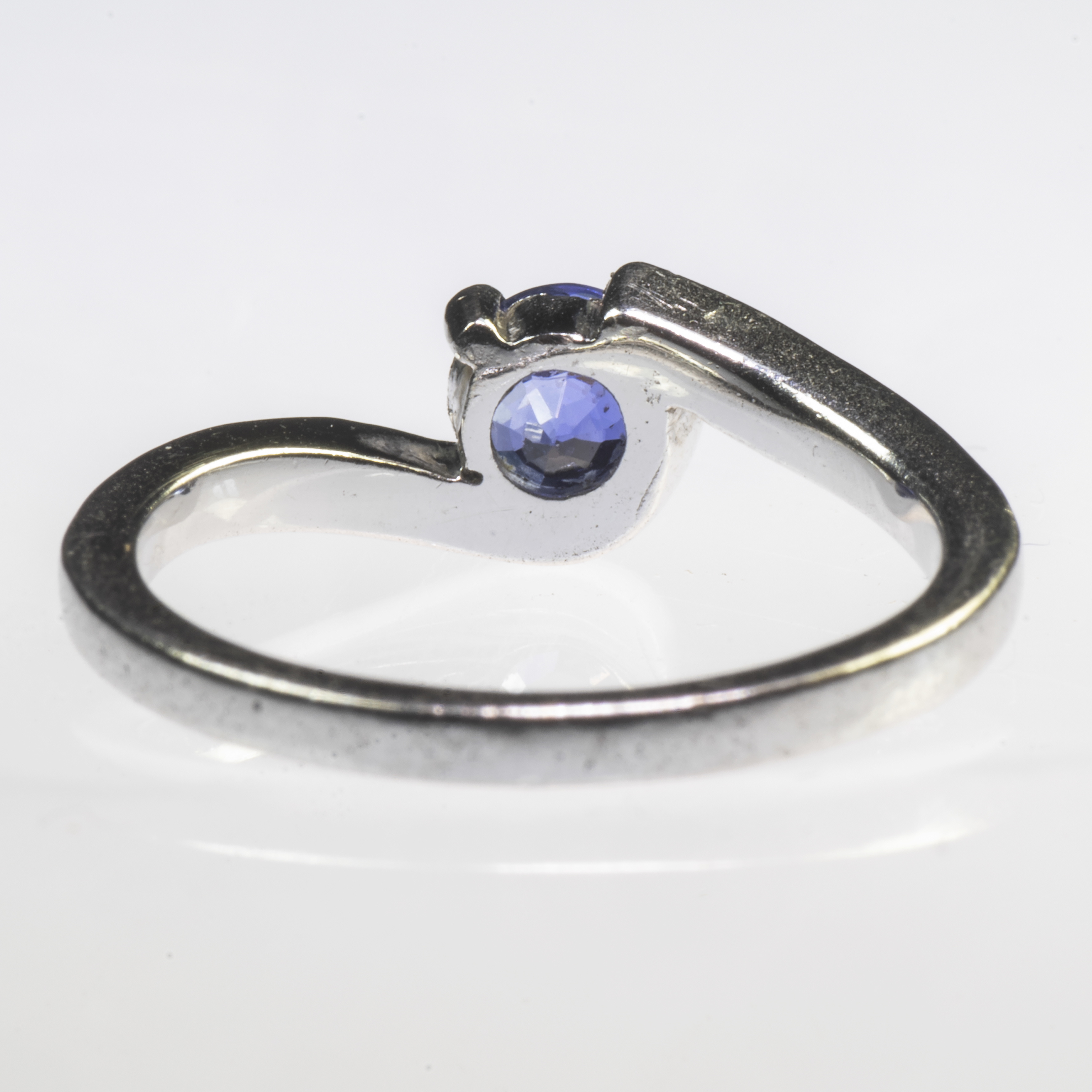 A PLATINUM SAPPHIRE AND DIAMOND CROSSOVER RING - Image 3 of 3
