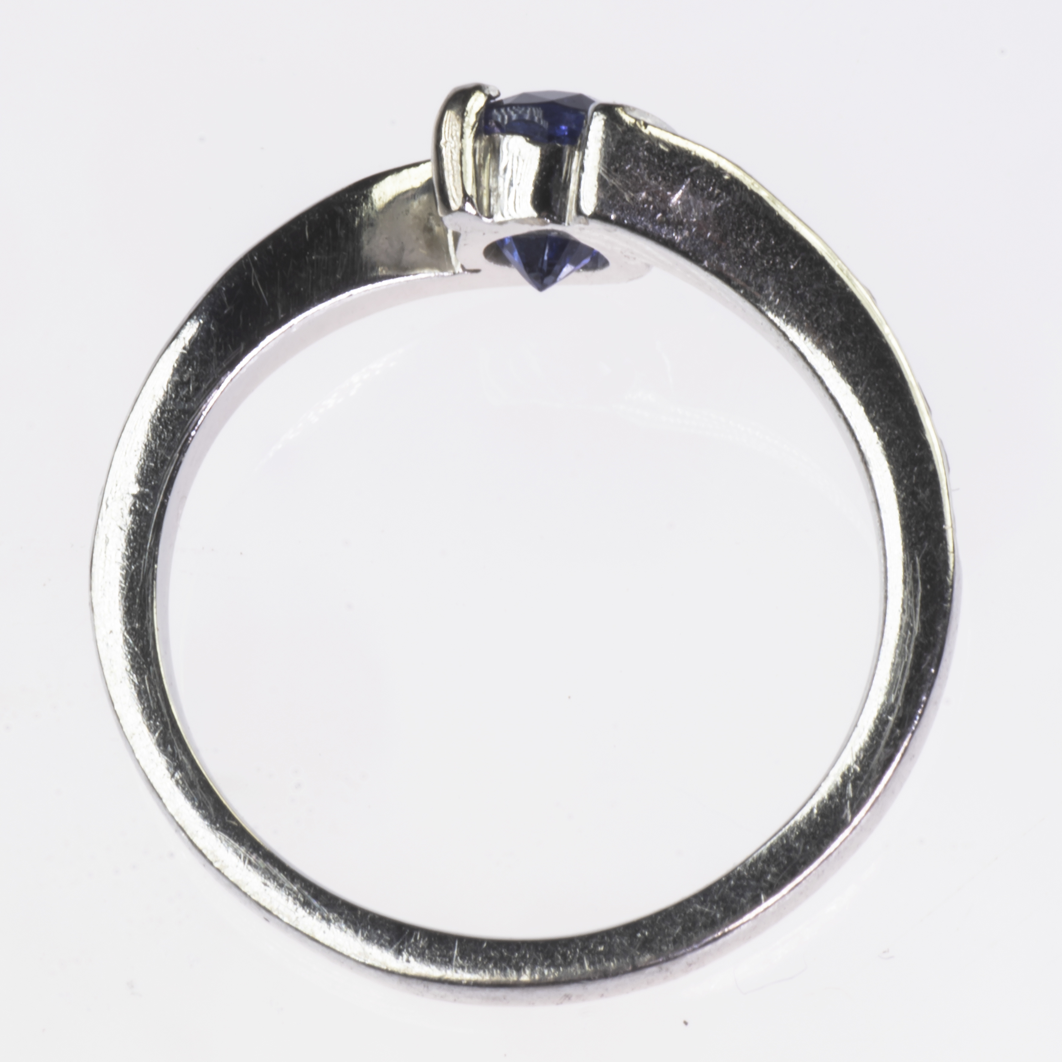 A PLATINUM SAPPHIRE AND DIAMOND CROSSOVER RING - Image 2 of 3