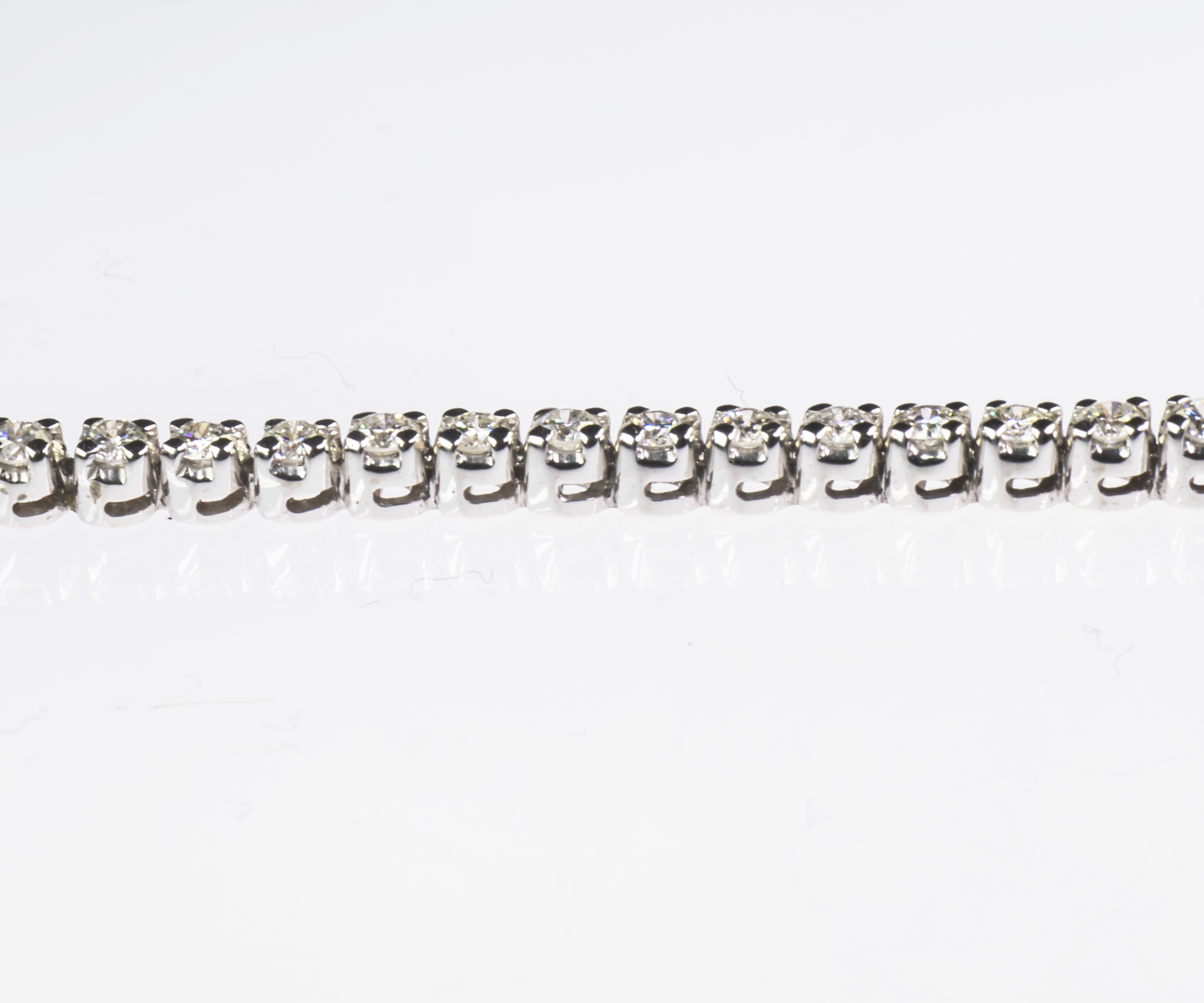AN 18CT WHITE GOLD AND DIAMOND LINE BRACELET - Image 2 of 3