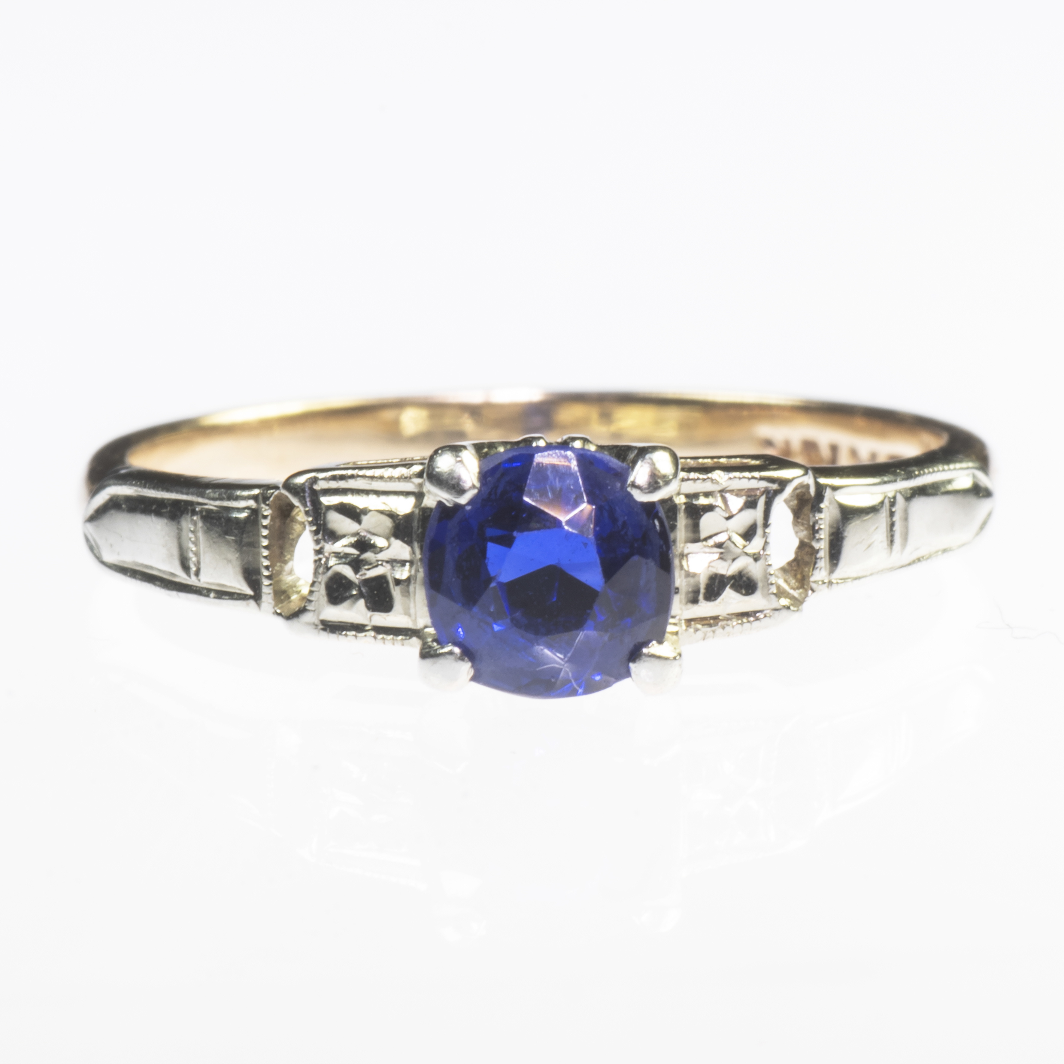 A GOLD AND ROUND CUT SAPPHIRE RING