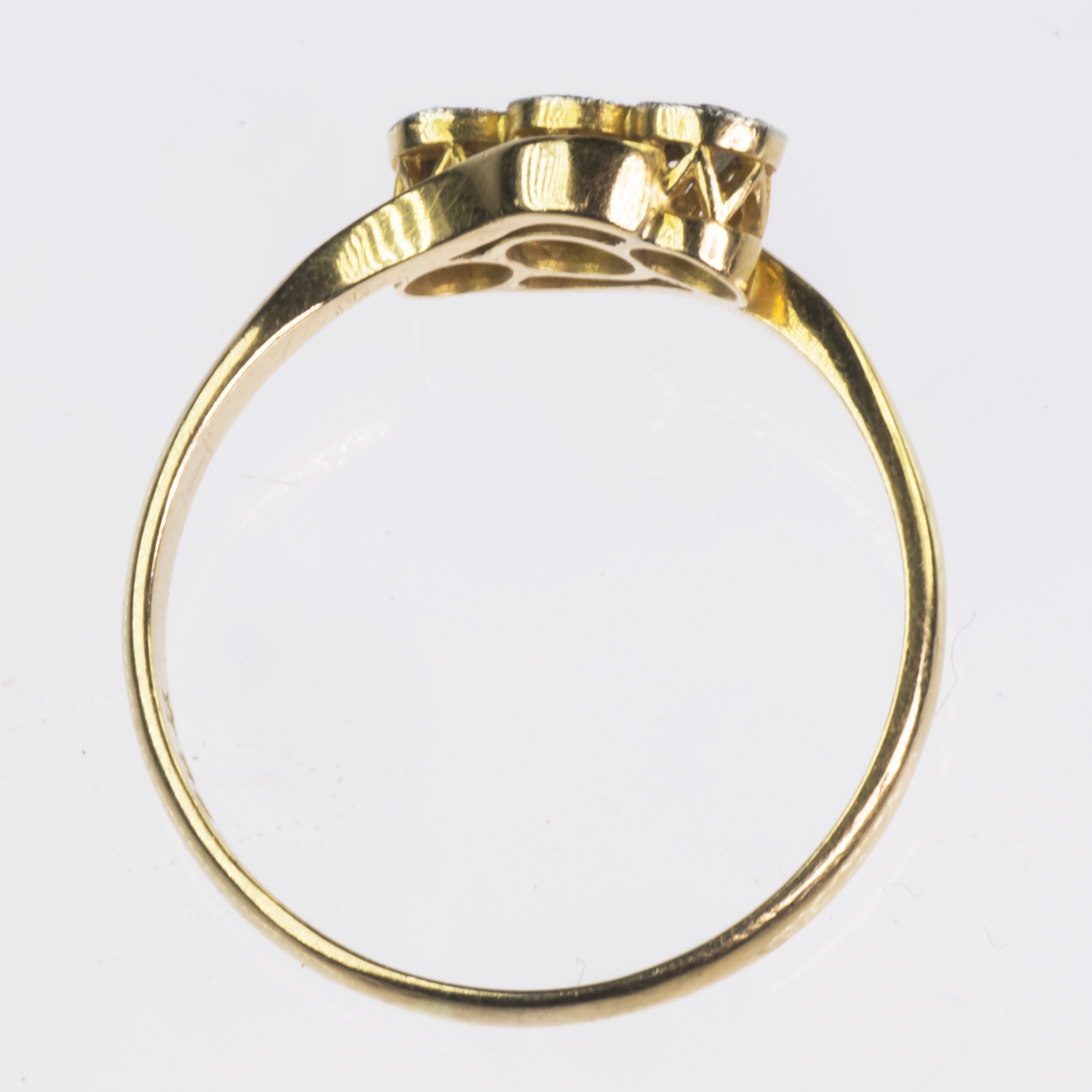 AN 18CT YELLOW GOLD AND PLATINUM DIAMOND SET CROSSOVER RING - Image 2 of 3